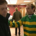 Medzi Nico de Boinville (vpravo) a Declanom Queallym (vľavo) došlo k priateľskej výmene názorov, keď vo štvrtok uložili svoj výbušný rasistický spor do postele.