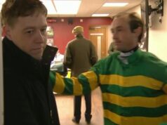 Závodní šéfovia POKRAČUJÚ vo vyšetrovaní rasizmu v Cheltenhame napriek tomu, že džokeji v centre škaredého pľuvanca sa zdajú, že ukladajú svoj škaredý rad do postele s nepríjemným podaním ruky naživo Medzi Nico de Boinville (vpravo) a Declanom Queallym (vľavo) došlo k priateľskej výmene názorov, keď vo štvrtok uložili svoj výbušný rasistický spor do postele.
