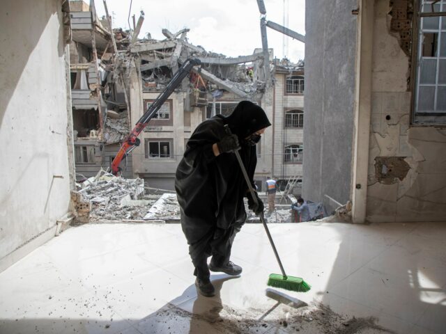 Zbrane v uliciach, keď USA a Izrael zintenzívňujú mesačné útoky v Iráne | Americko-izraelská vojna proti Iran News
