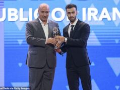 Zdá sa, že Irán odstúpi z „nevhodných“ majstrovstiev sveta vo futbale v Amerike – len 101 dní pred ich začiatkom – po tom, čo USA zaútočili na Irán Mehdi Taj (vľavo) povedal, že Irán možno nebude súťažiť na tohtoročných „nevhodných“ majstrovstvách sveta