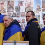 Zelenskyj navštívil frontovú líniu, keď si Ukrajina a Rusko vymenili po 500 väzňov | Správy o vojne medzi Ruskom a Ukrajinou