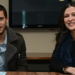 Eden Hazard z Chelsea podpisuje novú zmluvu za prítomnosti riaditeľky Marina Granovskaia v klubovom apartmáne Millennium na Stamford Bridge 12. februára 2015.