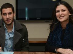 Život transferového guru Marina Granovskaia z Chelsea štyri roky po odchode zo Stamford Bridge Eden Hazard z Chelsea podpisuje novú zmluvu za prítomnosti riaditeľky Marina Granovskaia v klubovom apartmáne Millennium na Stamford Bridge 12. februára 2015.