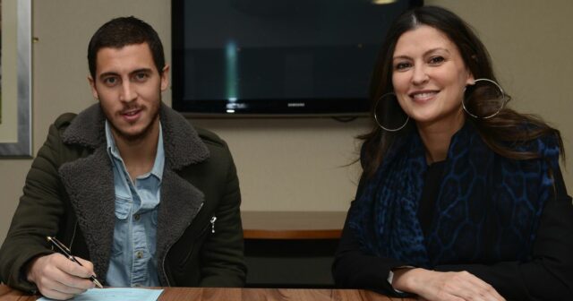 Eden Hazard z Chelsea podpisuje novú zmluvu za prítomnosti riaditeľky Marina Granovskaia v klubovom apartmáne Millennium na Stamford Bridge 12. februára 2015. 