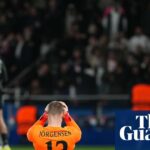 Paris Saint-Germain vs. Chelsea, Liga majstrov UEFA, posledných 16, prvá etapa, futbal, Parc des Princes, Paríž, Francúzsko - 11. marec 2026 Brankár Chelsea Filip Jorgensen rozdáva loptu, ktorá vedie ku gólu Vitinhu z PSG Paríž Saint-Germain vs. Chelsea, Liga majstrov UEFA, posledných 16, Parc des Princes 2, Paríž 12. futbal, 1. marec, Paríž 2026