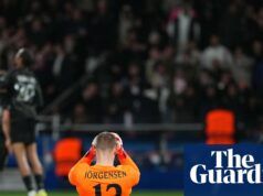 Zlý týždeň v Lige majstrov pre anglické kluby – Football Weekly Extra | Futbal Paris Saint-Germain vs. Chelsea, Liga majstrov UEFA, posledných 16, prvá etapa, futbal, Parc des Princes, Paríž, Francúzsko - 11. marec 2026 Brankár Chelsea Filip Jorgensen rozdáva loptu, ktorá vedie ku gólu Vitinhu z PSG Paríž Saint-Germain vs. Chelsea, Liga majstrov UEFA, posledných 16, Parc des Princes 2, Paríž 12. futbal, 1. marec, Paríž 2026