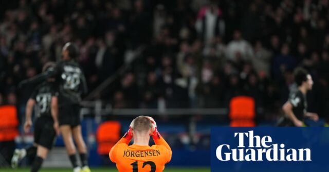 Paris Saint-Germain vs. Chelsea, Liga majstrov UEFA, posledných 16, prvá etapa, futbal, Parc des Princes, Paríž, Francúzsko - 11. marec 2026 Brankár Chelsea Filip Jorgensen rozdáva loptu, ktorá vedie ku gólu Vitinhu z PSG Paríž Saint-Germain vs. Chelsea, Liga majstrov UEFA, posledných 16, Parc des Princes 2, Paríž 12. futbal, 1. marec, Paríž 2026