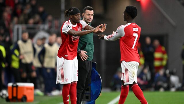 Bukayo Saka (R) bol nahradený Noni Madueke počas remízy Arsenalu s Leverkusenom.