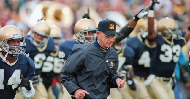 Zomrel Lou Holtz, tréner Siene slávy, ktorý doviedol Notre Dame Zomrel Lou Holtz, tréner Siene slávy, ktorý doviedol Notre Dame k národnému titulu v roku 1988
