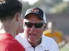 Zomrel stredoškolský futbalový tréner Bob Johnson v Sieni slávy Zomrel stredoškolský futbalový tréner Bob Johnson v Sieni slávy