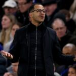 Liam Rosenior, manažér Chelsea, reaguje počas zápasu Premier League medzi Chelsea a Newcastle United na Stamford Bridge 14. marca 2026 v Londýne v Anglicku.