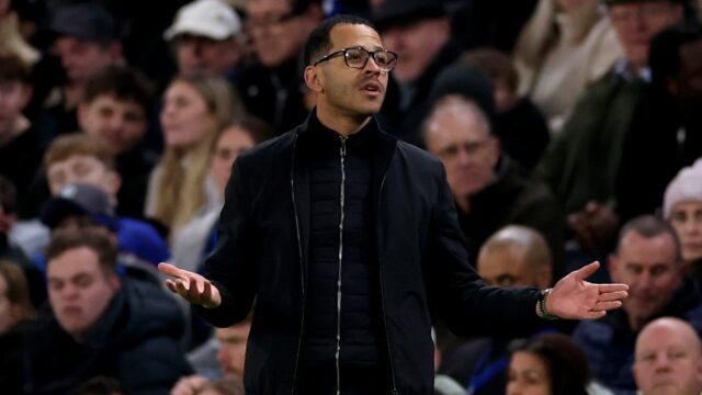Liam Rosenior, manažér Chelsea, reaguje počas zápasu Premier League medzi Chelsea a Newcastle United na Stamford Bridge 14. marca 2026 v Londýne v Anglicku.