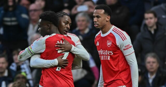 Eberechi Eze a Bukayo Saka by mohli byť vybraní na štart za Arsenal centrálne proti Brightonu 