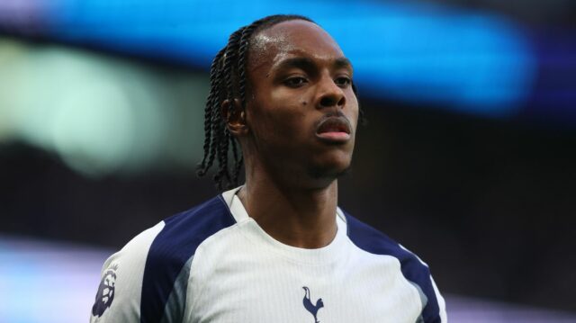 Mathys Tel z Tottenhamu Hotspur počas zápasu Premier League medzi Tottenham Hotspur a West Ham United na štadióne Tottenham Hotspur