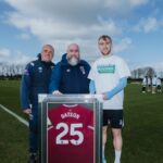 Steve Potts, James Datson a Jarrod Bowen s Datsonovým personalizovaným dresom West Hamu