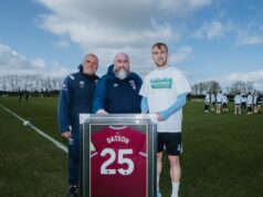 Zoznámte sa s fanúšikom West Hamu, ktorého brat inšpiroval, aby priniesol nevidiacim fanúšikom futbal naživo Steve Potts, James Datson a Jarrod Bowen s Datsonovým personalizovaným dresom West Hamu