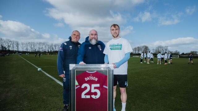 Steve Potts, James Datson a Jarrod Bowen s Datsonovým personalizovaným dresom West Hamu