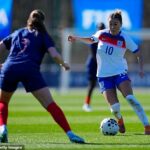 Erica Meg Parkinson, 17, dostala šokujúce povolanie do tímu levíc Sariny Wiegmanovej na ich nadchádzajúce kamarátky z majstrovstiev sveta proti Španielsku a Islandu.