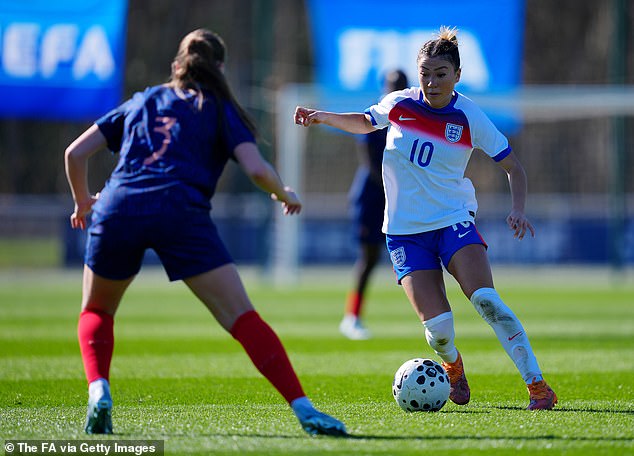 Zoznámte sa so 17-ročným zázračným chlapcom z Anglicka, ktorý šokovane Erica Meg Parkinson, 17, dostala šokujúce povolanie do tímu levíc Sariny Wiegmanovej na ich nadchádzajúce kamarátky z majstrovstiev sveta proti Španielsku a Islandu.