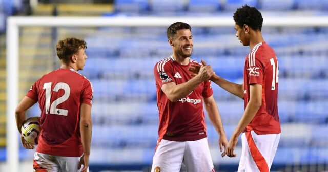 Amir Ibragimov, Tommy Rowe a Noah Ajayi z Manchestru United oslavujú