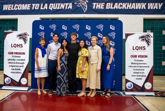 Isabella Partida-Lopez z Coachella Valley High trafila počas zápasu v roku 2022.