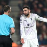 Bruno Fernandes z Manchestru United apeluje na rozhodcu Stuarta Attwella