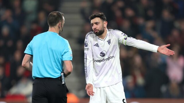 Bruno Fernandes z Manchestru United apeluje na rozhodcu Stuarta Attwella 