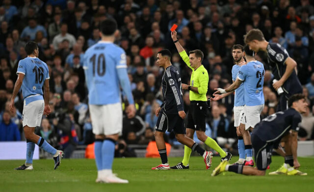 📸 Zviazať? Bernardo Silva vylúčený za úmyselnú hru rukou 😱
