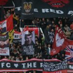 „Hrdo kolonizovaní prisťahovalcami“: Fanúšikovia Manchestru United obracajú stoly na Ratcliffa s transparentom