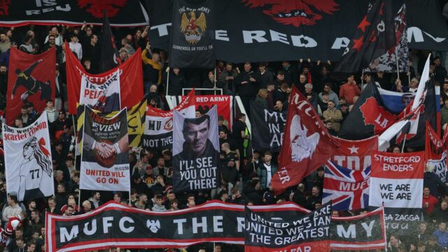 „Hrdo kolonizovaní prisťahovalcami“: Fanúšikovia Manchestru United obracajú stoly na Ratcliffa s transparentom
