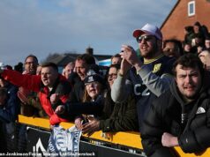 „Ideme dvakrát do Wembley!“: V rámci oživenia Southend United – ako bol klub zachránený z ich „špirály smrti“ pod vedením Rona Martina a prečo priaznivci konečne cítia, že Shrimpers sú opäť nažive a kopú, píše IAN HERBERT Southend United v sobotu porazil Southport 3:1 a rezervoval si stretnutie s Wealdstoneom vo finále FA Trophy vo Wembley v máji.