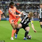 Lewis Hall ide v Newcastli od úspechu k úspechu a jeho skvelý výkon v zápase proti barcelonskému Lamine Yamalovi bol tento týždeň vrcholom kariéry.