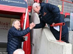 „Mali ma vziať do Tottenhamu!“: Prečo návrat Neila Warnocka do vedenia nemusí byť dočasný, keďže JAMES SHARPE trávi deň so 77-ročným veteránom – a rozhodcovia stále nie sú v bezpečí pred uškom! Neil Warnock vo veku 77 rokov opäť odišiel z dôchodku, aby sa postaral o Torquay.