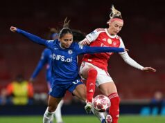 „Myslela som si, že nebudem hrať… ani skórovať!“: ALYSSA THOMPSONOVÁ pri skoku z LA do Chelsea Women za 1 milión libier, mrazivý život v Londýne, zanechanie svojej sestry za sebou – a derby v Arsenale. Thompsonová bola najmladšou draftovou jednotkou v histórii NWSL, keď v roku 2023 vo veku 18 rokov prestúpila do Angel City FC a v lete minulého roka bola jednou z najväčších posil Chelsea za 1 milión libier.