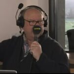Alan Brazil chýbal na svojej raňajkovej show talkSPORT už druhý deň po sebe, na obrázku tu začiatkom týždňa pracuje na Cheltenham Festivale