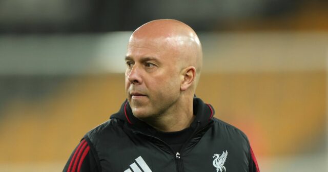 WOLVERHAMPTON, ANGLICKO - 3. marca: Arne Slot, manažér Liverpoolu, sa pozerá pred zápasom Premier League medzi Wolverhampton Wanderers a Liverpoolom v Molineux 3. marca 2026 v anglickom Wolverhamptone. (Foto: David Rogers/Getty Images)