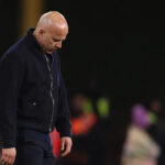 Rob Edwards zdvihne päste do vzduchu a so zavretými očami kričí na oslavu