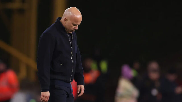 „Rovnaký starý príbeh“ pre Slotu ako „Vlci bojujú ďalej“ Rob Edwards zdvihne päste do vzduchu a so zavretými očami kričí na oslavu