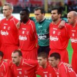 Liverpoolský tím pózuje pred finále Pohára UEFA v roku 2001