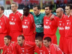 „Správanie manažéra Liverpoolu bolo nechutné – prinútil ma zvážiť, či skončím s futbalom“ Liverpoolský tím pózuje pred finále Pohára UEFA v roku 2001