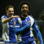 Kane Drummond z Oldhamu oslavuje skorý gól svojho tímu proti Notts County. Latics vyhrali 3:0 a lietajú smerom k play-off League Two