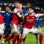 Fyzická bitka v boxe, keď hráči zápasia o pozíciu, sa stala jedným z definujúcich obrázkov sezóny Premier League (Getty Images)