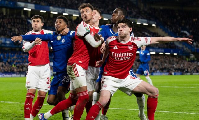 Fyzická bitka v boxe, keď hráči zápasia o pozíciu, sa stala jedným z definujúcich obrázkov sezóny Premier League (Getty Images)