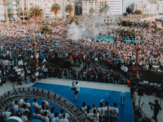 100 000 fanúšikov lemuje ulice, aby pozdravili Real Sociedad ako šampióna Copa del Rey Download app from appStore