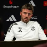 Michael Carrick hovorí počas tlačovej konferencie