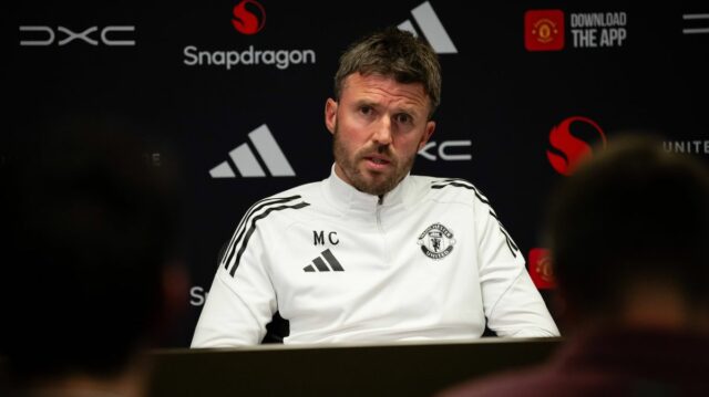 Michael Carrick hovorí počas tlačovej konferencie