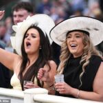 Návštevníci pretekov reagujú počas William Hill Handicap Chase na Grand National Day Randox Grand National Festival 2026 na dostihovej dráhe Aintree. Dátum snímky: sobota 11. apríla 2026. PA Foto. Fotografický kredit by mal znieť: Mike Egerton/PA Wire.OBMEDZENIA: Použitie podlieha obmedzeniam. Iba redakčné použitie, žiadne komerčné použitie bez predchádzajúceho súhlasu držiteľa práv.