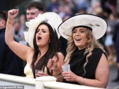 2026 Grand National LIVE: Najnovšie správy, bežci a aktualizácie z najslávnejšej steeplechase na svete, keď sa I Am Maximus snaží získať späť svoju korunu po minuloročnom prepade Návštevníci pretekov reagujú počas William Hill Handicap Chase na Grand National Day Randox Grand National Festival 2026 na dostihovej dráhe Aintree. Dátum snímky: sobota 11. apríla 2026. PA Foto. Fotografický kredit by mal znieť: Mike Egerton/PA Wire.OBMEDZENIA: Použitie podlieha obmedzeniam. Iba redakčné použitie, žiadne komerčné použitie bez predchádzajúceho súhlasu držiteľa práv.