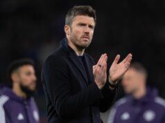 4 spôsoby, ako by Man Utd mohol zostaviť obranu proti Chelsea s potvrdeným zákazom Harryho Maguirea BOURNEMOUTH, ANGLICKO - 20. marca: Harry Maguire z Manchestru United reaguje na vylúčenie po tom, čo mu bola ukázaná červená karta počas zápasu Premier League medzi Bournemouthom a Manchestrom United na Vitality Stadium 20. marca 2026 v anglickom Bournemouthe. (Foto Catherine Ivill - AMA/Getty Images)