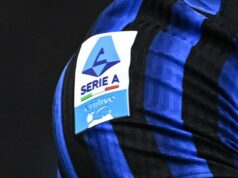 50 futbalistov Serie A a pilot F1 „zachytili v škandále s prostitúciou“, keďže „vyšetrovanie vedie k štyrom domácim väzeniam“ Vyšetrovanie odhalilo, že futbalisti Interu a AC Miláno a ďalších tímov Serie A boli podľa správ zákazníkmi luxusnej prostitúcie v Miláne.